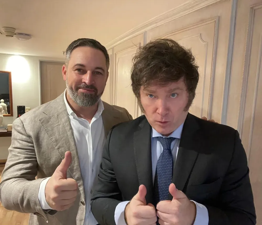Santiago Abascal junto al presidente electo de Argentina, Javier Milei.