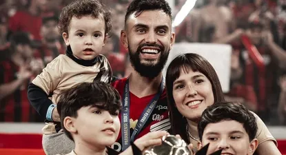Gonzalo Mastriani y su familia celebran el titulo logrado con Athletico Paranaense del Torneo Paranaense