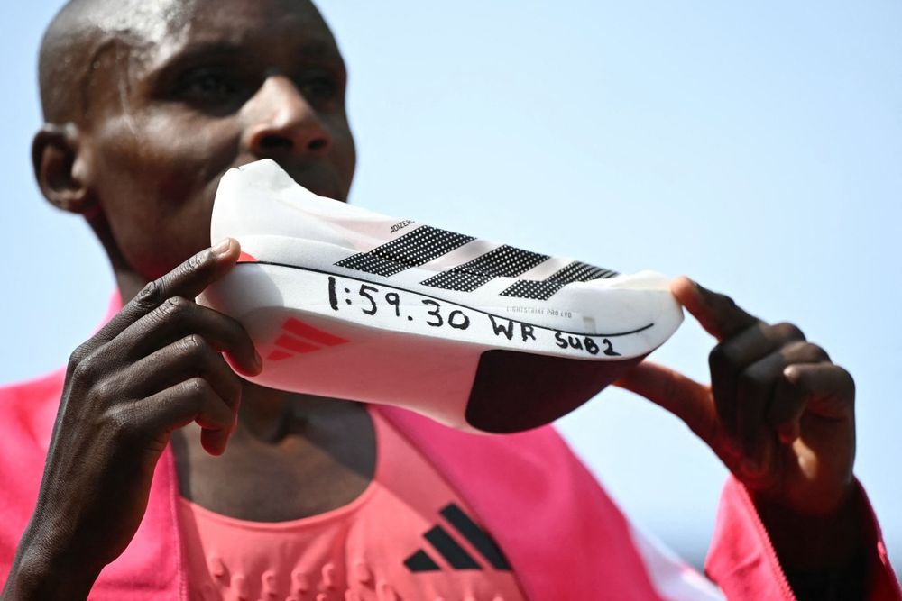 Sabastian Sawe con sus zapatillas y el tiempo de su récord