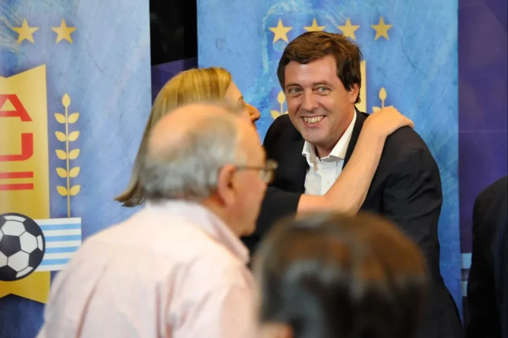 Alonso festeja junto a Andrea Lanfranco, del Comité Ejecutivo de la AUF