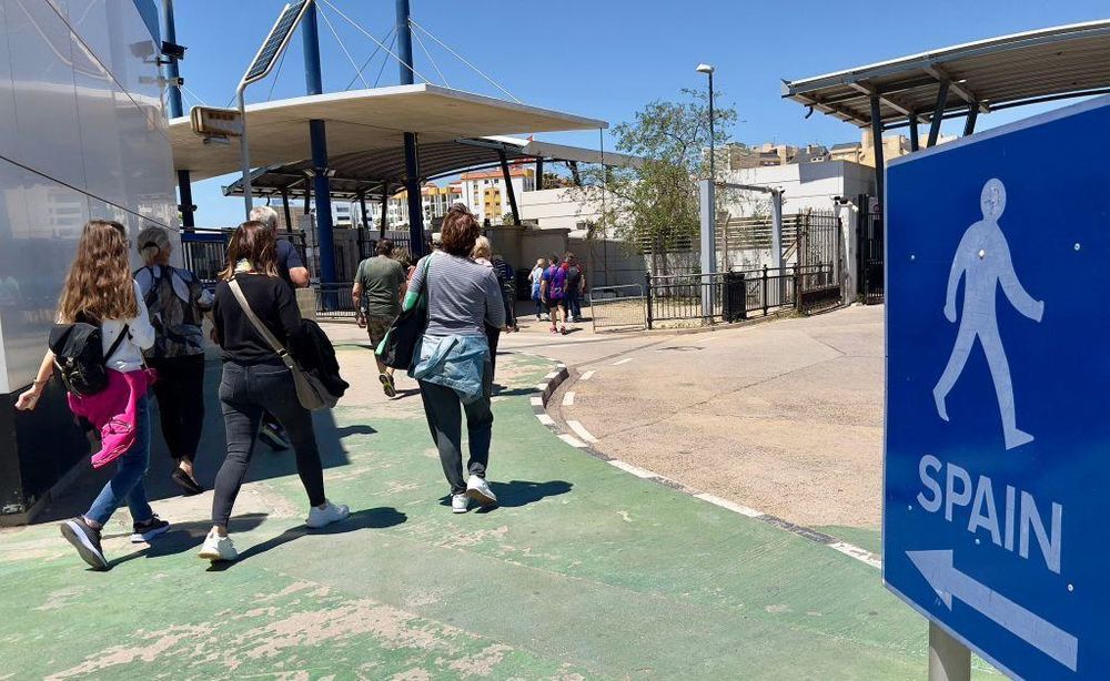 Unas 15.000 personas, la mayoría trabajadores aunque también muchos turistas, cruzan cada día la frontera.