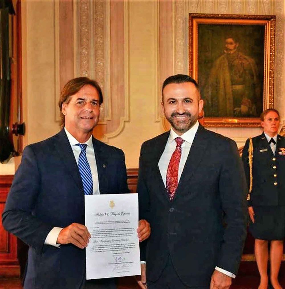 Santiago Jiménez Martín junto al expresidente de Uruguay Luis Lacalle Pou, cuando presentó sus cartas credenciales en ese país