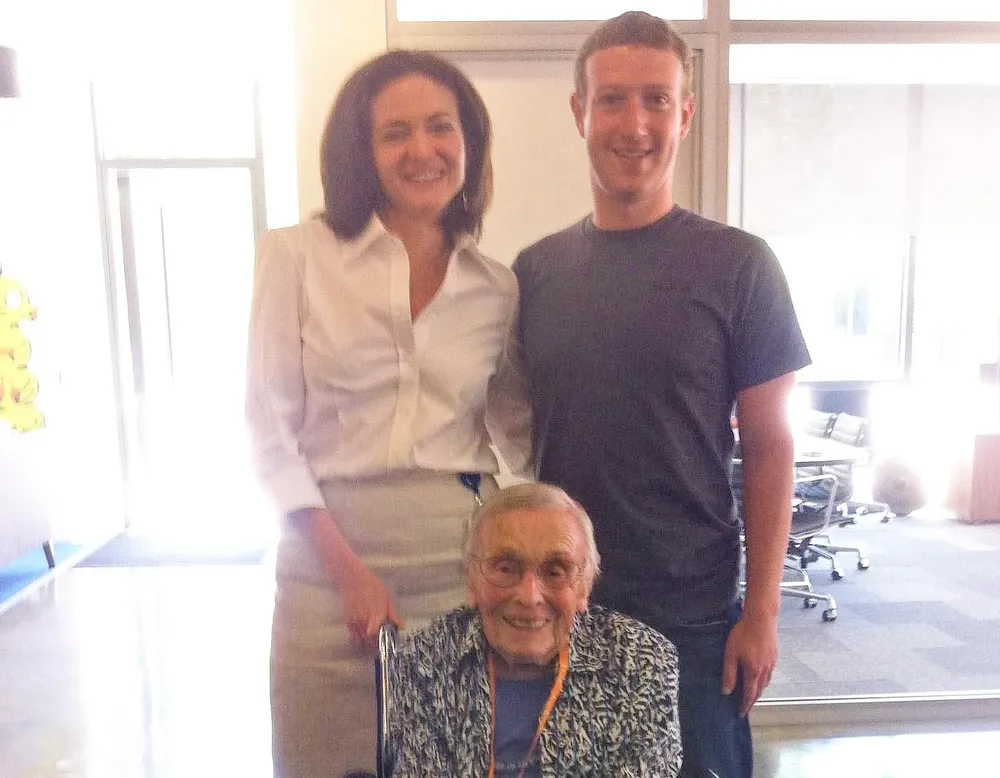 Florence Detlor de 101 años junto a Mark Zuckerberg y la COO de Facebook Sheryl Sandberg