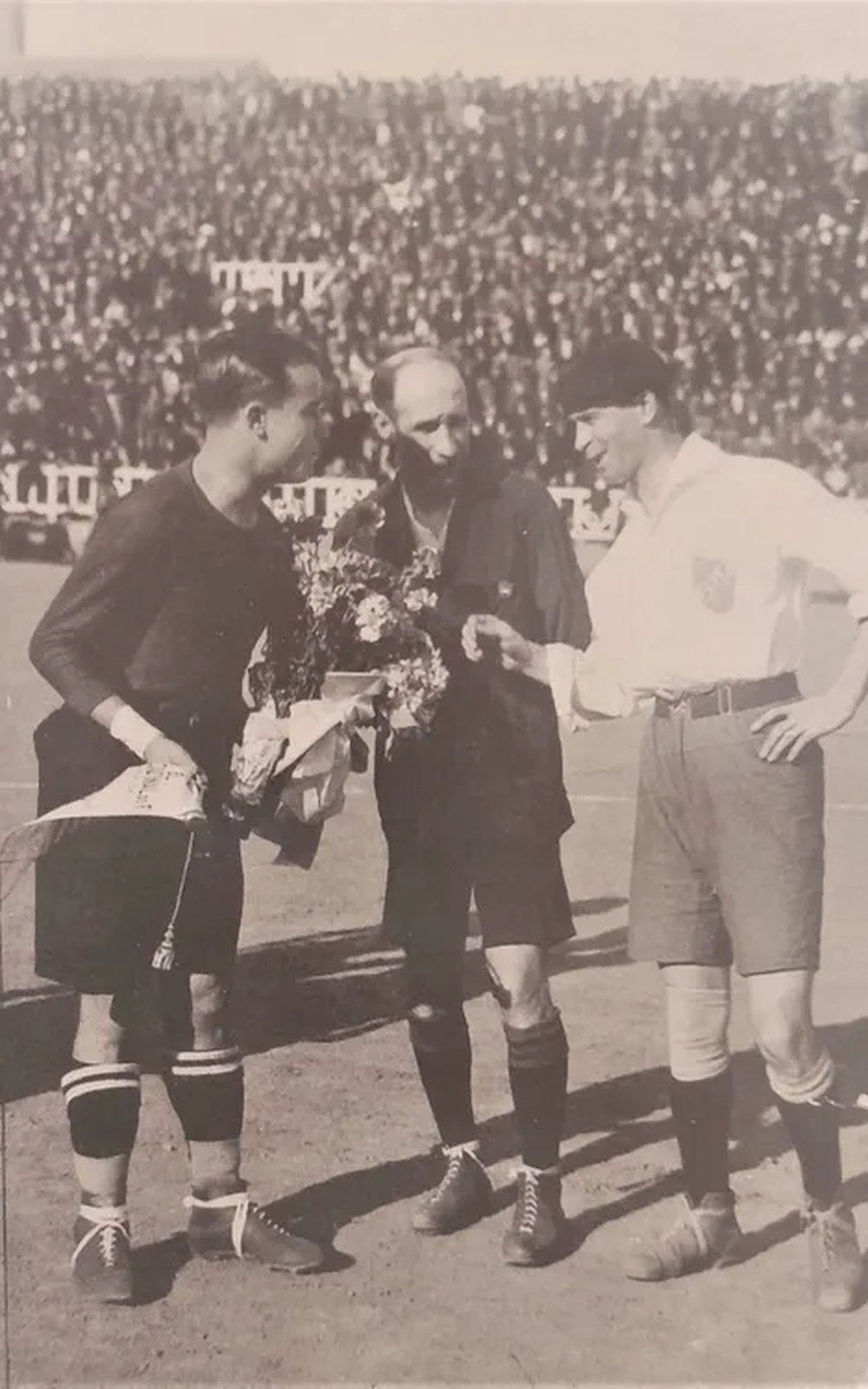 Los capitanes, Samitier y Zibechi, intercambiando obsequios antes del inicio del partido Los capitanes, Samitier y Zibechi, intercambiando obsequios antes del inicio del partido