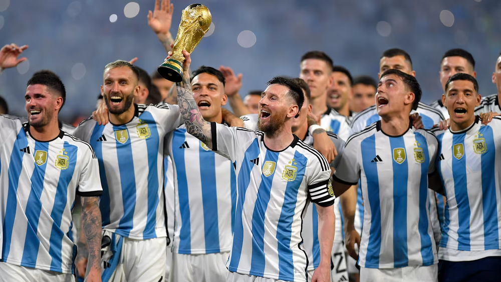 Lionel Messí y la Selección argentina con la Copa del Mundo de Qatar 2022.