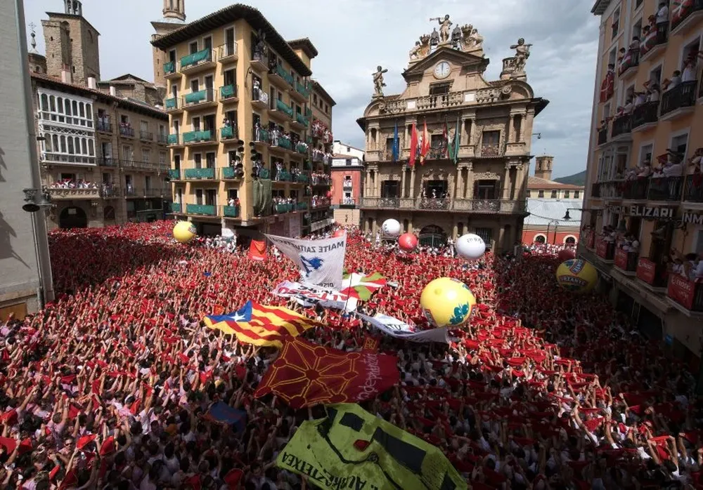 Foto de archivo, 2017. Al grito de Viva San Fermín, en la plaza del Ayuntamiento comenzaron nueve días de fiesta
