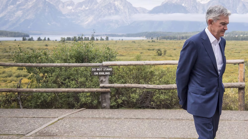 Jackson Hole, un paraíso montañoso en Wyoming, Kansas. Allí se reúnen todos los años los banqueros centrales del mundo pero también académicos y otros invitados. Jerome Powell, el presidente de la Fed, fue escrudiñado, criticado, juzgado. Su discurso analizado hasta las entrelíneas. Quizás su actitud cabizbaja, con ese hermoso paisaje de fondo, reflejen el ánimo taciturno de un hombre que carga con una responsabilidad extraordinaria.