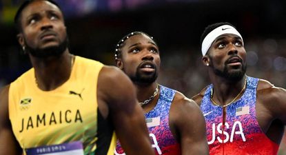 El jamaiquino Kishane Thompson y el estadounidense Noah Lyles esperan el resultado de los jueces en la carrera  de los 100 metros.