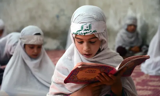 Leen el Corán, el libro sagrado que habría quemado las familias cristianas.