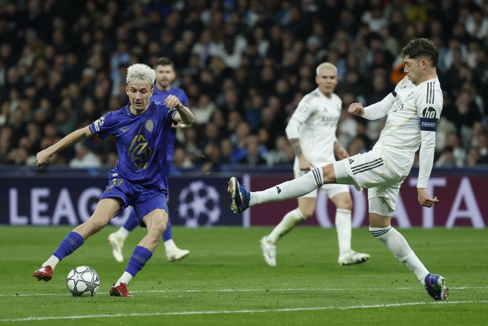El centrocampista ruso del AS Mónaco, Aleksandr Golovin (i), intenta superar al centrocampista uruguayo del Real Madrid, Federico Valverde