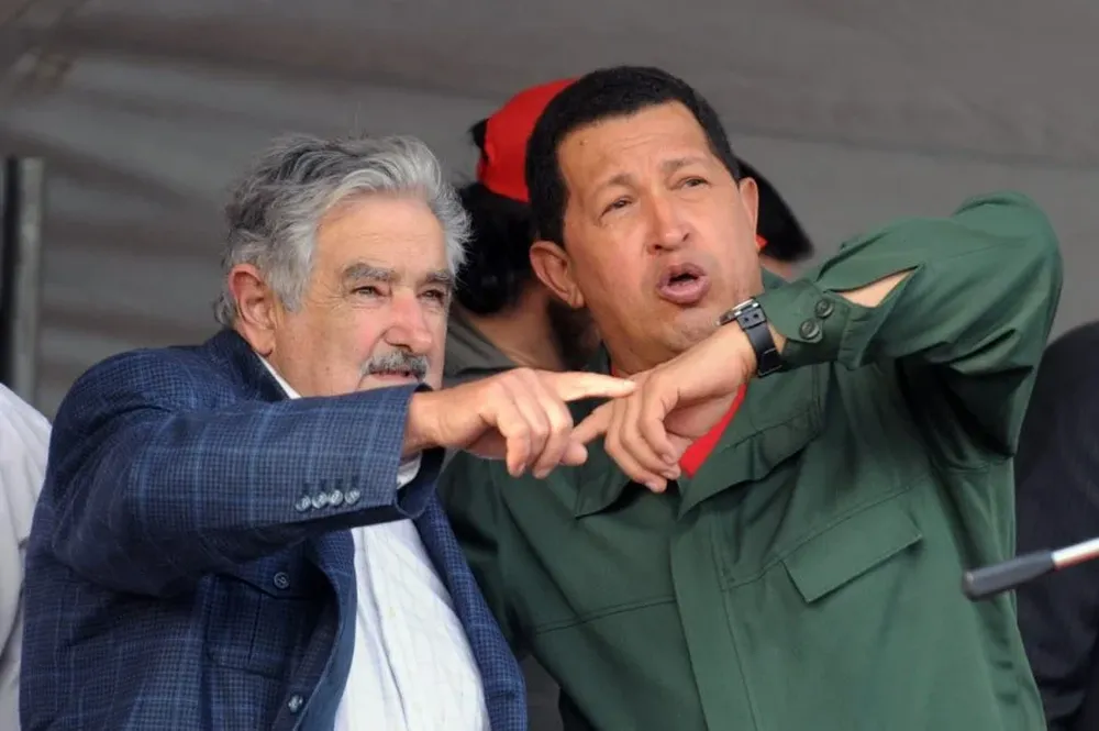El expresidente José Mujica y el exmandatario venezolano Hugo Chávez durante la inauguración de Envidrio en 2009
