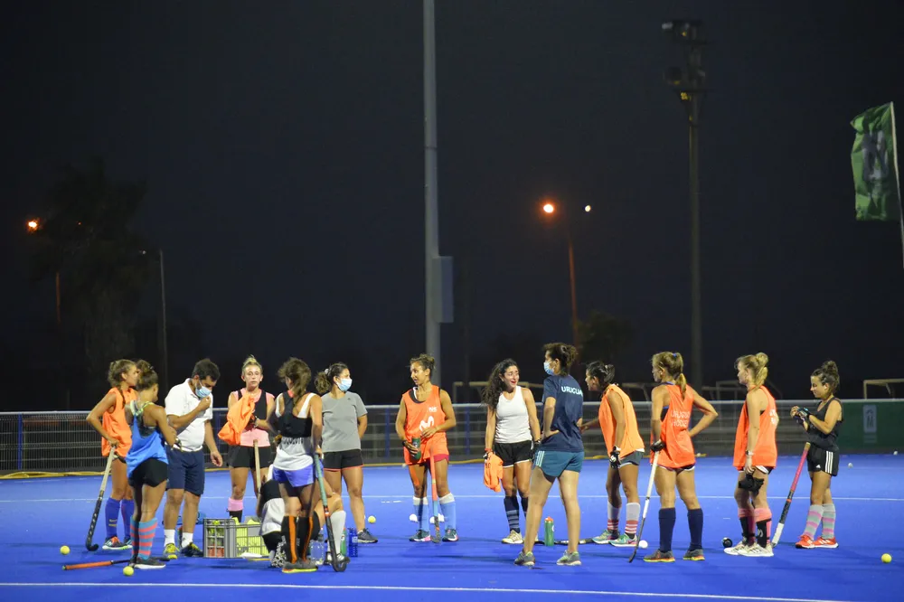El equipo en cancha escucha a Tixe y Bouzas