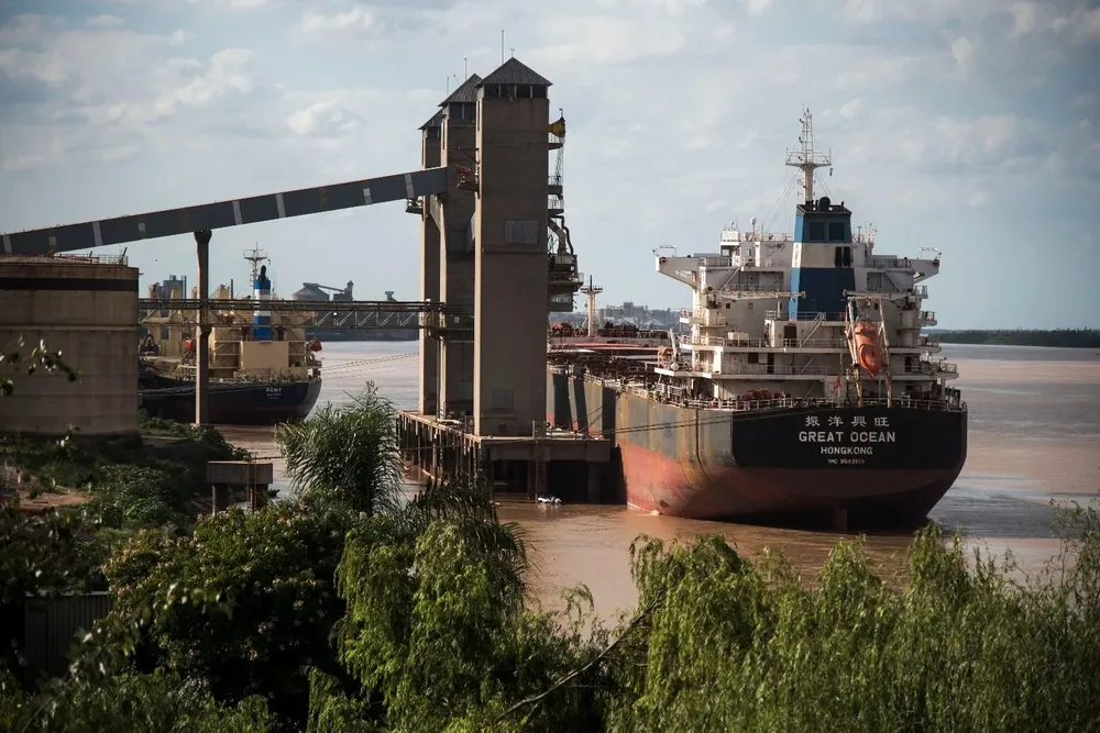Embarque de soja en puerto argentino.