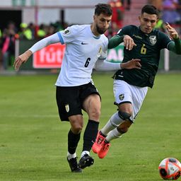 Rodrigo Bentancur de Uruguay ante Héctor Cuellar de Bolivia por Eliminatorias