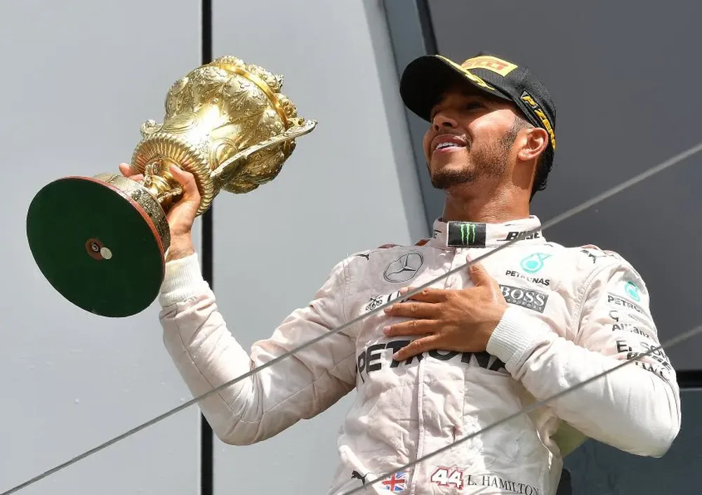 Hamilton otra vez en lo más alto del podio británico