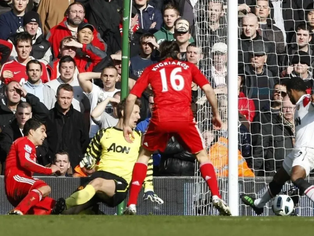 Suárez en la jugada de uno de los goles de Kuyt