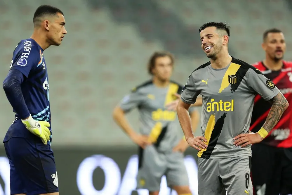 Pablo Ceppelini conversa con el arquero Santos de Athletico Paranaense; el futbolista aurinegro, que marró el penal, fue uno de los más afectados por la eliminación