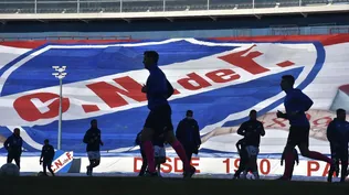 Bandera gigante con el escudo del Club Nacional de Football