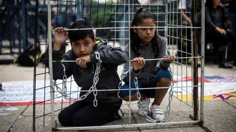 La política estadounidense de separar a los niños de sus padres causó protestas en todo el mundo, como esta en México.