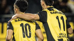 Leonardo Fernández y Maximiliano Silvera celebran el golazo del primero ante Montevideo City Torque por el Torneo Apertura