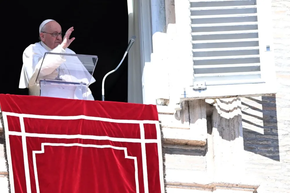 Francisco rezó el Angelus del domingo frente a la Plaza San Pedro.