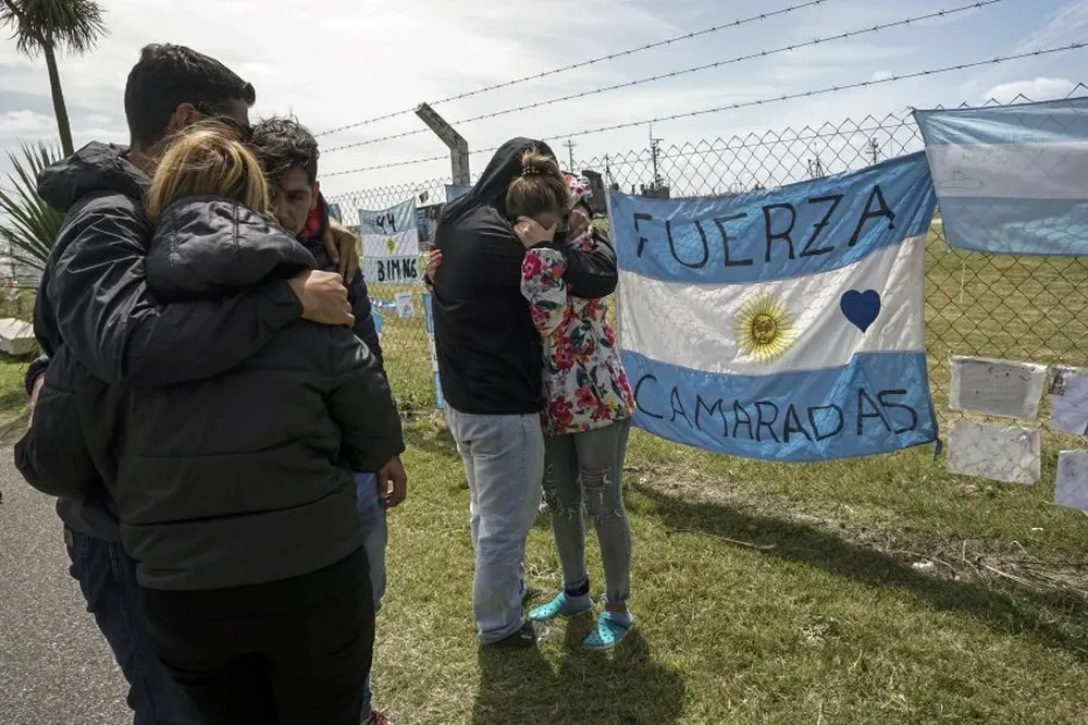 El presidente argentino Mauricio Macri analiza la situación con jerarcas de la Armada argentina