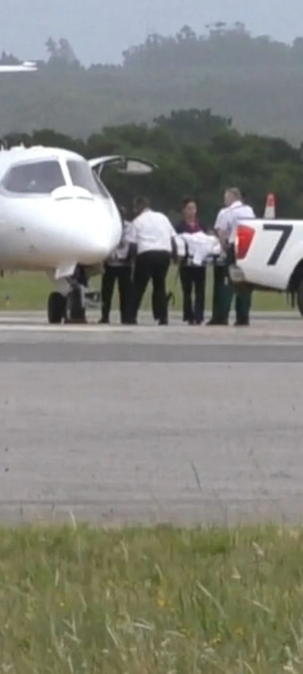 En camilla: así subía al avión Ezequiel Lavezzi