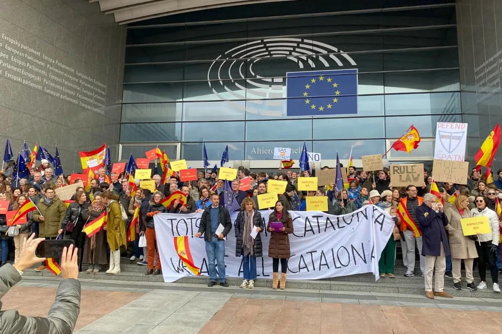 Concentración ante la puerta principal del Parlamento Europeo en Bruselas, en contra la ley de amnistía