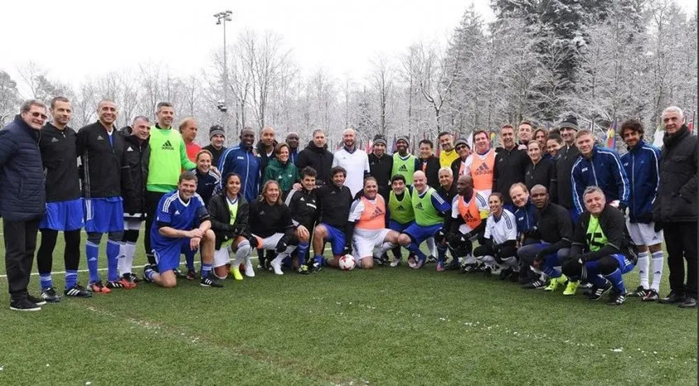 Valdez abajo, a la derecha, con el chaleco verde igual que Maradona, Infantino y Desailly