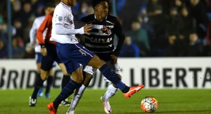 Kevin Ramirez pelea la pelota con Elias en el partido de ida contra Corinthians en el Parque Central