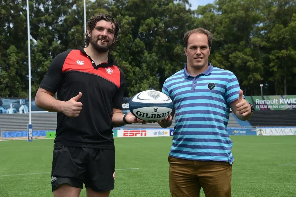 Lucas Rumball, capitán de Canadá, y Juan Manuel Gaminara, de Uruguay, en la presentación en el charrúa