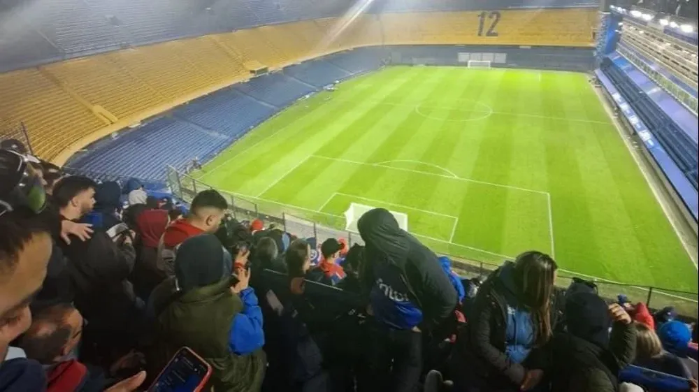 Hinchas de Nacional en La Bombonera