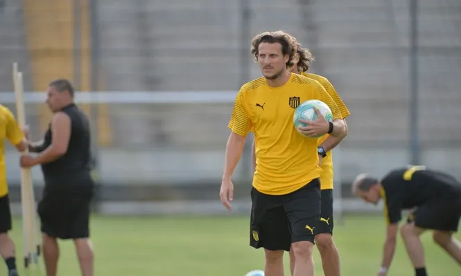 Diego Forlán arrancó su era de entrenador en Peñarol