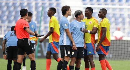 Jugadores de Uruguay discuten con jugadores de Colombia en el Campeonato Sudamericano sub 20