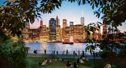 La vista de Manhattan, desde el Bridge Park en Brooklyn.
