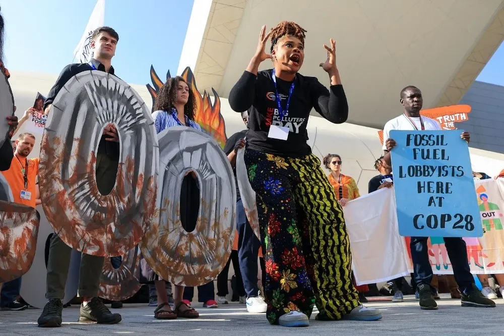 Manifestantes dejan en claro que las empresas y países petroleros juegan un rol de peso en el encuentro contra el calentamiento global.