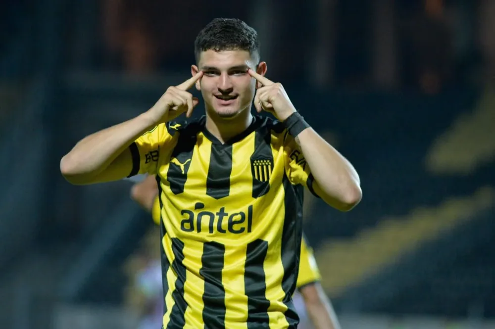 Agustín Álvarez Martínez celebra su gol para el 2-0 de Peñarol ante River Plate