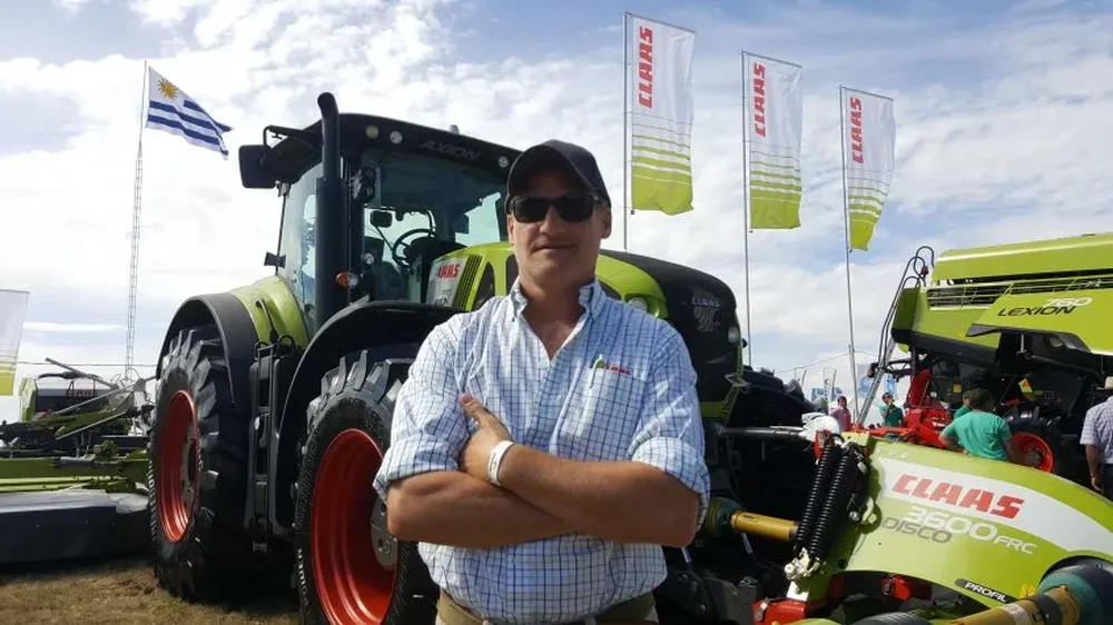 Santiago Arocena delante del tractor Axion 930.