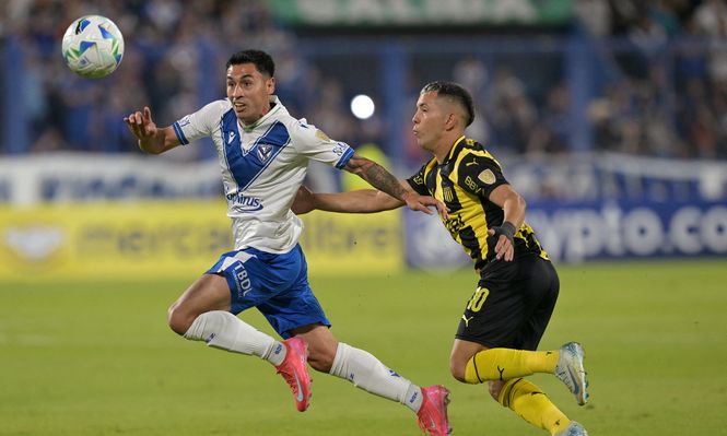 Claudio Baeza de Vélez Sarsfield ante Leonardo Fernández de Peñarol por Copa Libertadores