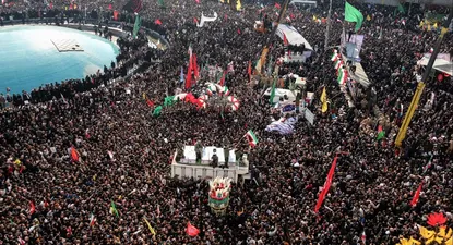 despedida multitudinaria en teheran: el zapato de soleimani vale mas que la cabeza de trump