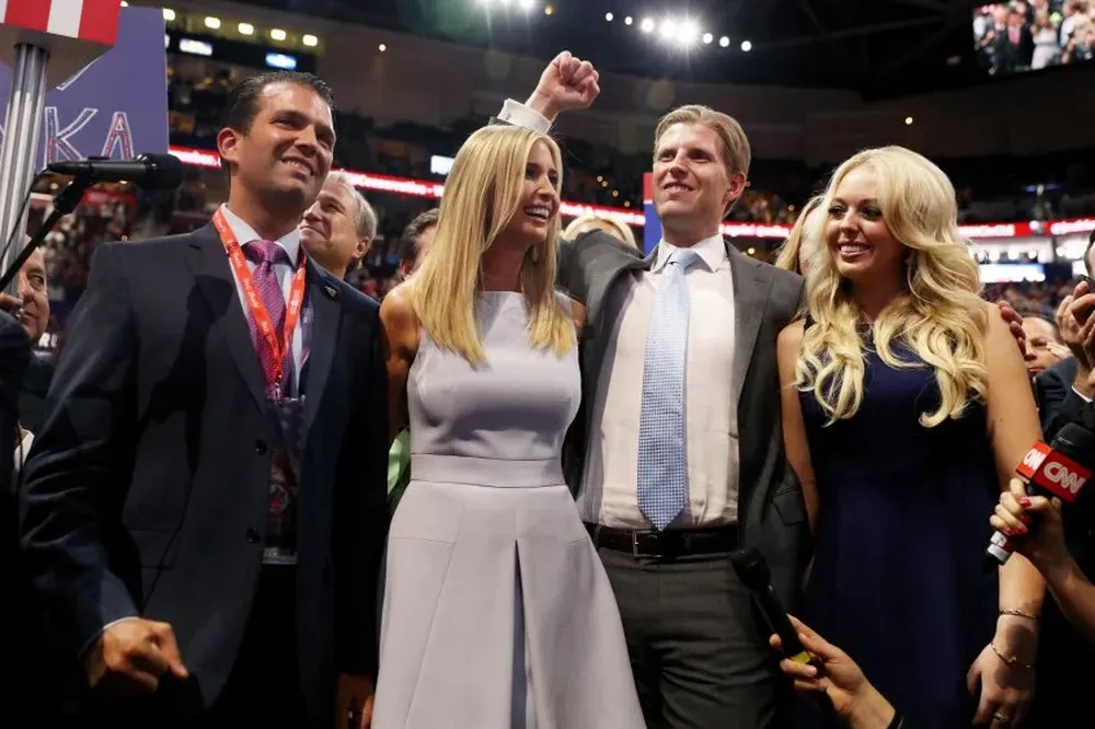 Trump junior, primero sobre la derecha, es el señalado por la nueva investigación.