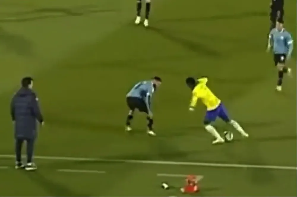 La “bicicleta” que le tiró Vinicius a Nández y que no le salió