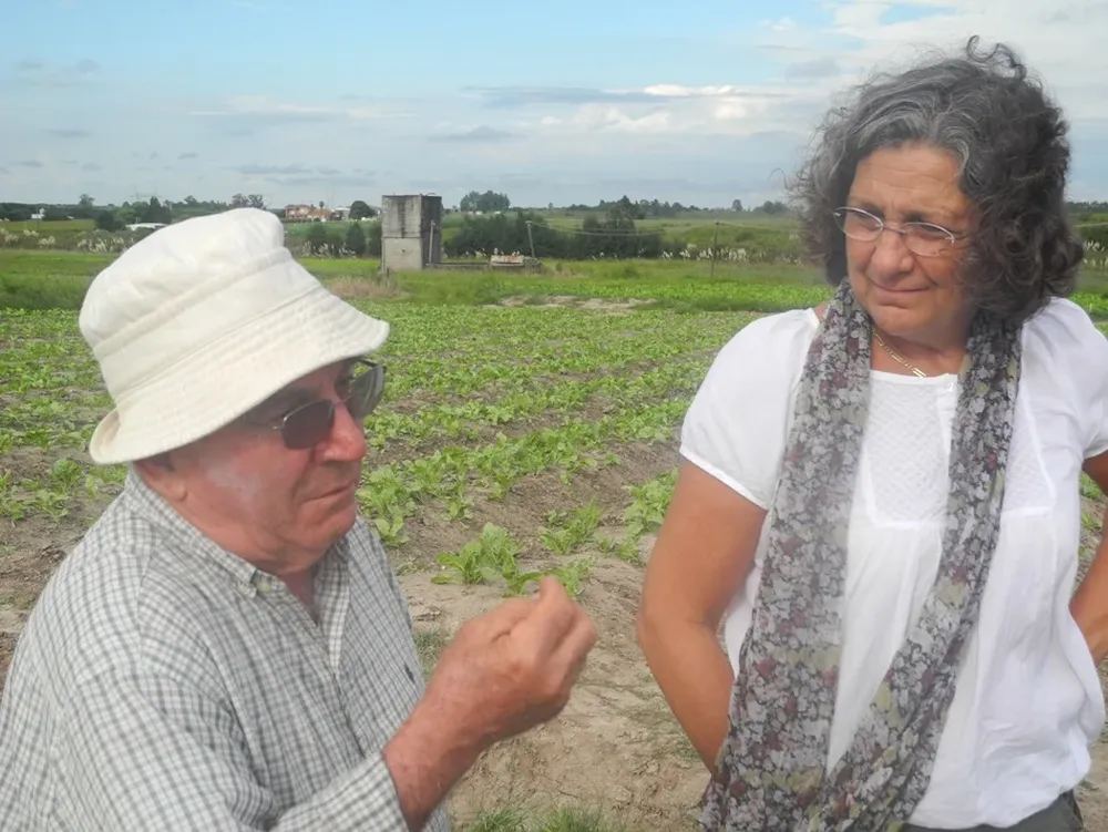 Zulma Gabard conversa con el productor Felipe García en Canelones