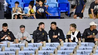 El Cepillo González en la platea junto a Martín Campaña y Gastón Silva, en el clásico de la Serie Río de la Plata