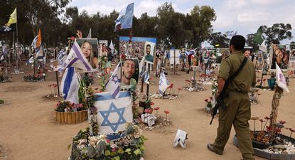 Un soldado israelí visita una instalación en honor a los que fueron asesinados y secuestrados en el festival de música Supernova durante los ataques del 7 de octubre