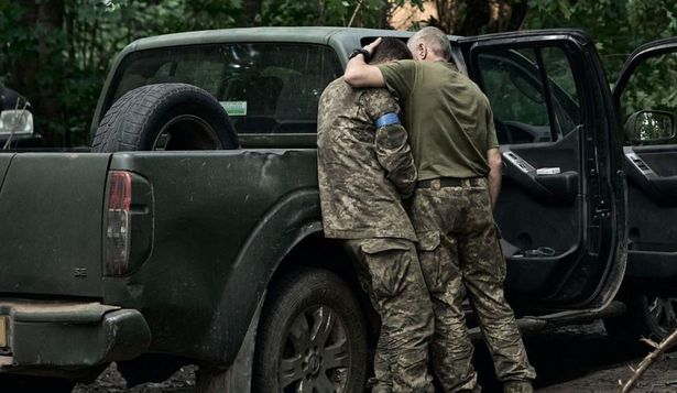 Un soldado ucraniano consuela a un compañero durante los combates en Kursk.