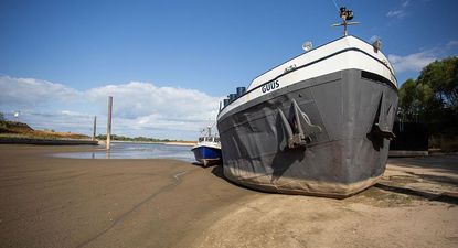 Un barco varado en Países Bajos.