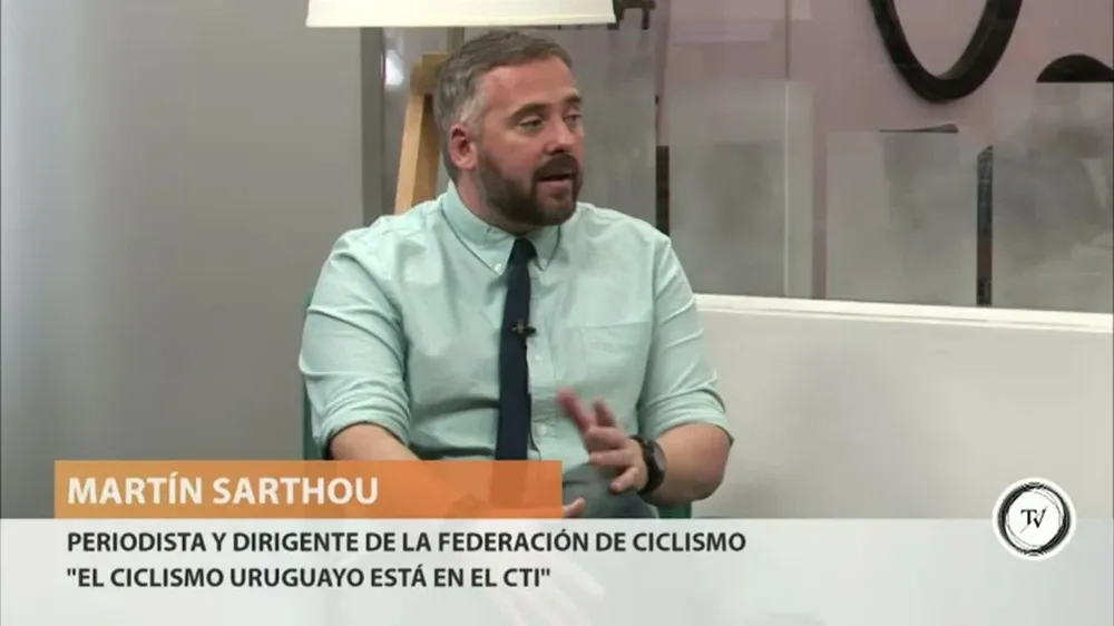No hubo representantes del ciclismo uruguayo en los Juegos Panamericanos de Toronto y no habrá en los Juegos Olímpicos de Rio. Al respecto, el periodista Martín Sarthou -experto en ciclismo y vicepresidente (en uso de licencia) de la Federación Ciclista- dijo que el ciclismo está en crisis, está en el CTI.Esta situación, a su juicio, se debe a dos razones: falta de inversión publicitaria y problemas organizativos.No hay organización en materia de política de selección, dijo Sarthou, en una charla con Mariano López. A todo esto se suma que no hay competencia en el velódromo.Este martes empieza Rutas de América, la tradicional competencia de Carnaval.La entrevista completa, aquí.