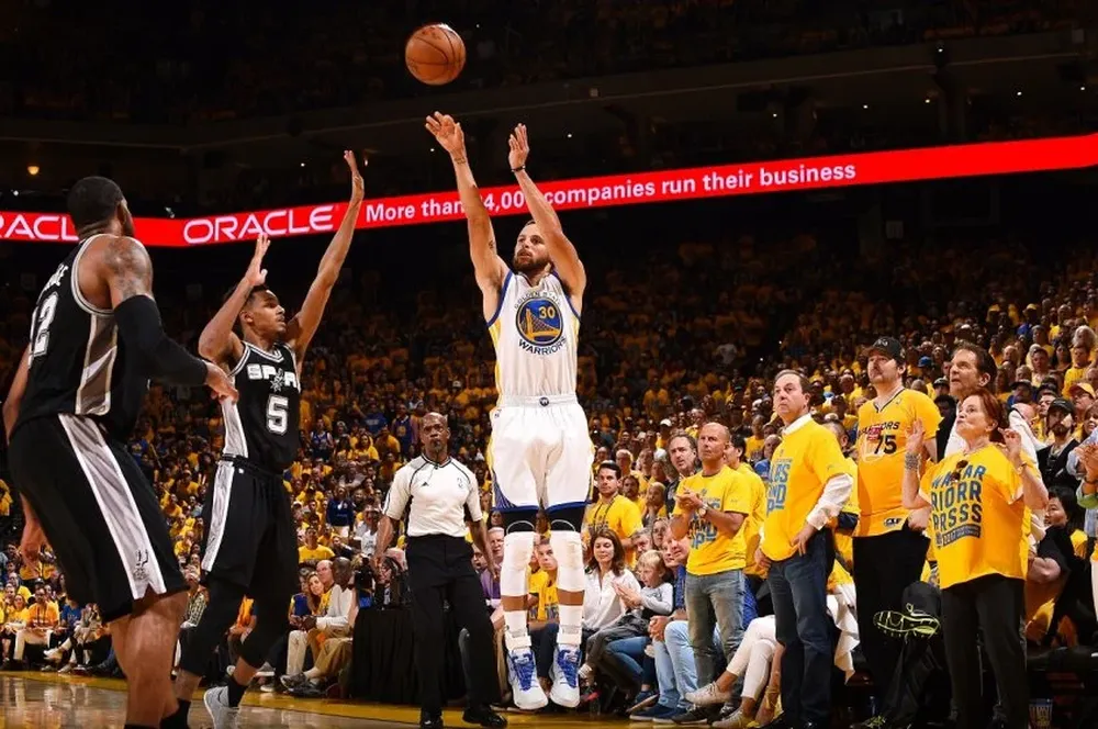 Curry fue la figura de la primera final del Oeste