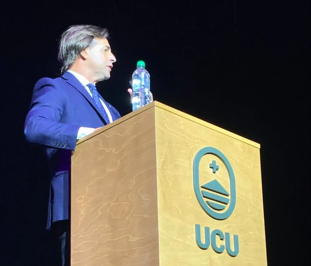 El presidente fue uno de los oradores que participó de la graduación de alumnos en el Antel Arena